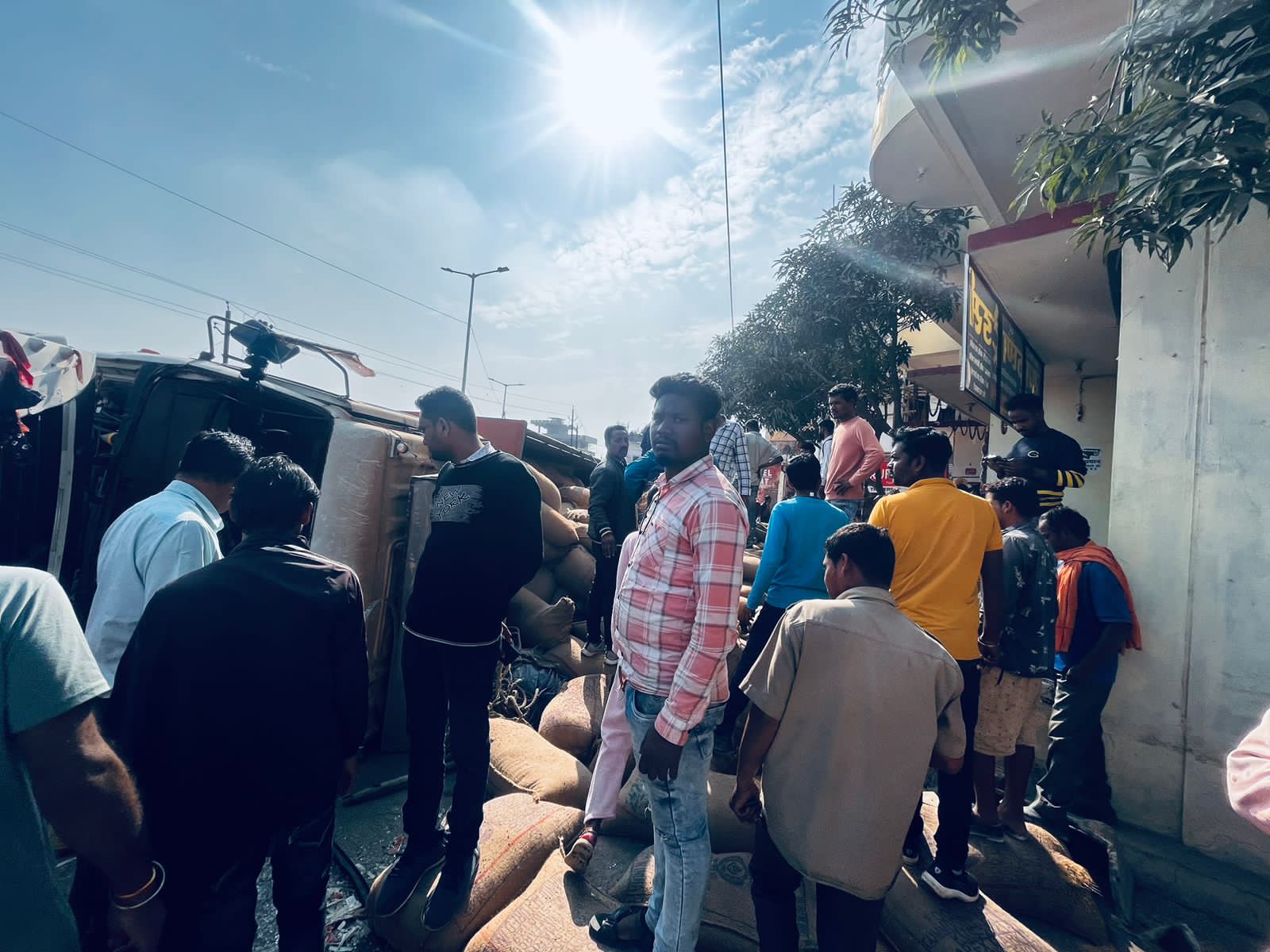 धान लदा ट्रक पलटा, खड़े लोगों ने भागकर बचाई जान