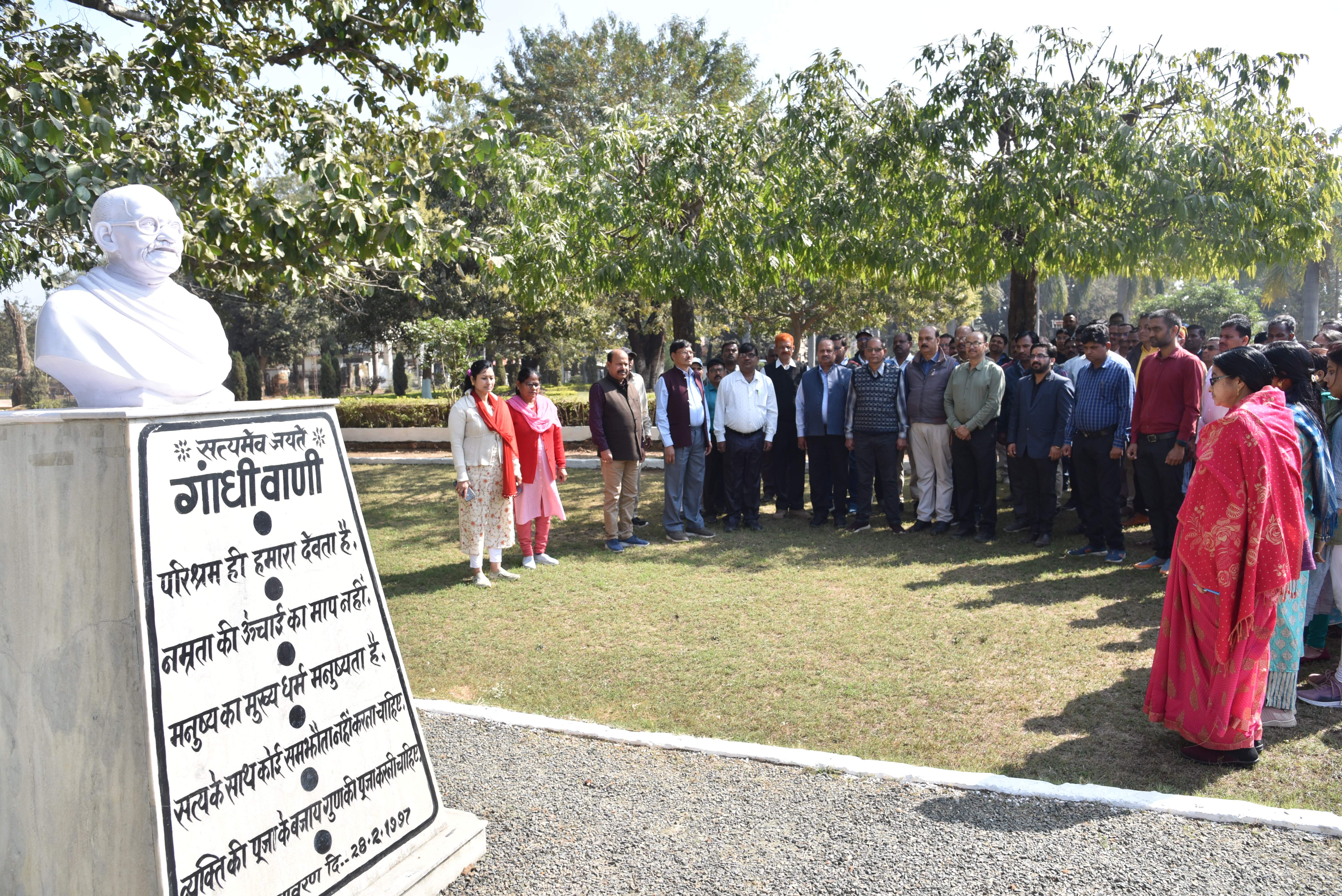 शहादत दिवस पर मौन रखकर दी श्रद्धांजलि