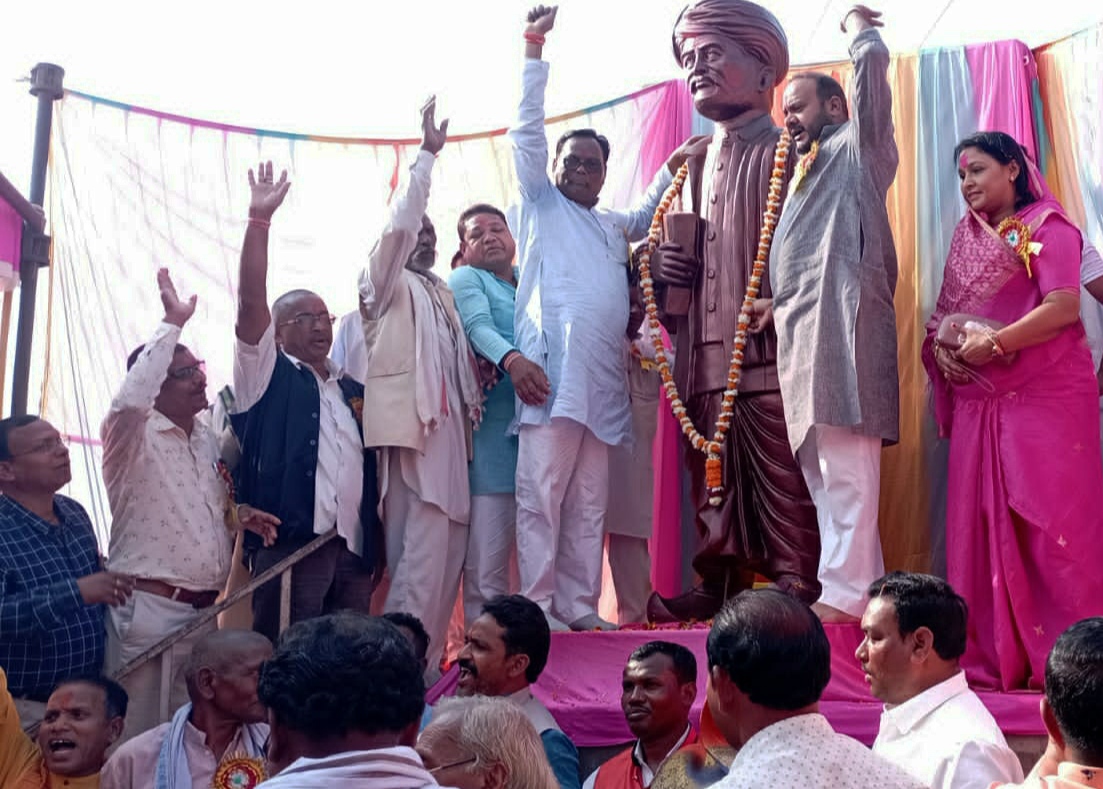 ज्योतिबा फूले की प्रतिमा का अनावरण