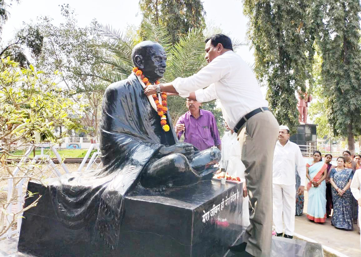 अमर शहीदों को मौन धारण कर दी श्रद्धाजंलि