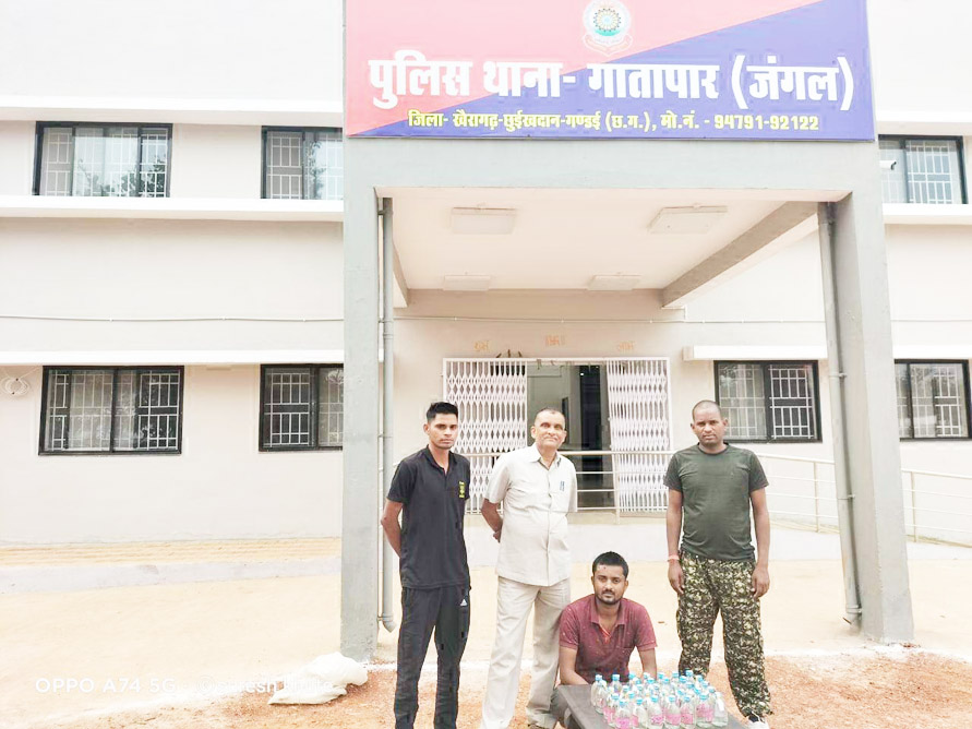 34 पौवा के साथ शराब तस्कर पकड़ाया 34 पौवा के साथ शराब तस्कर पकड़ाया