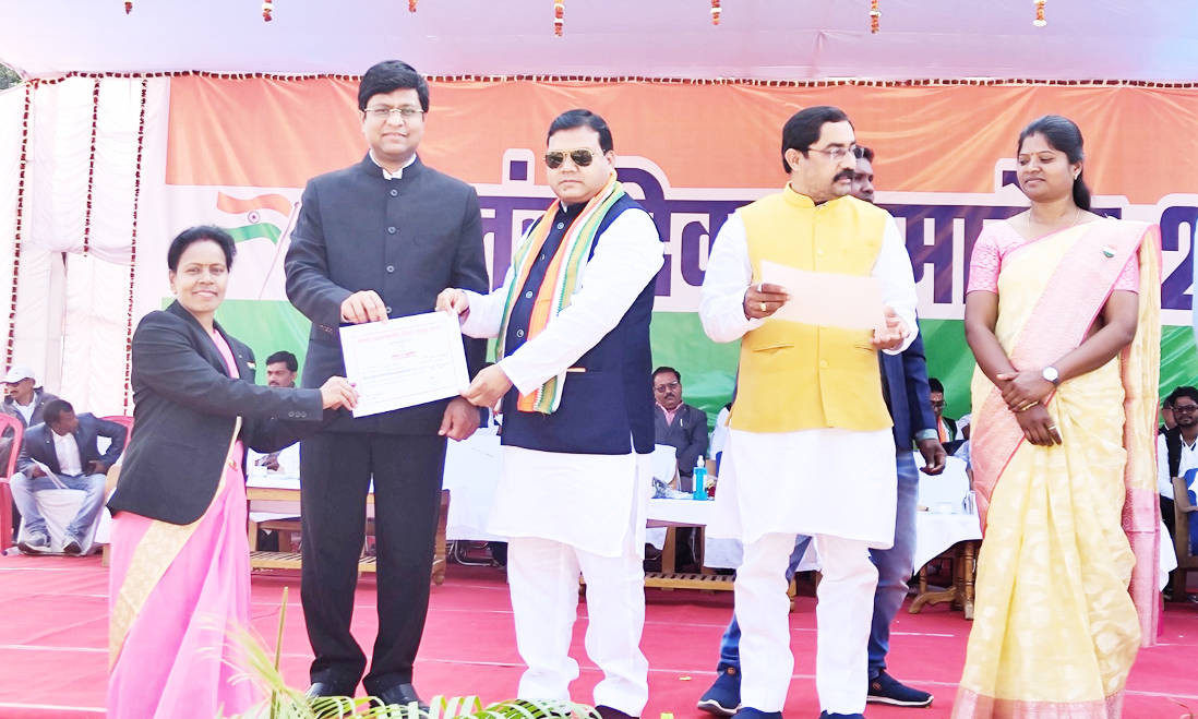 विधायक और कलेक्टर ने जिला जनसंपर्क अधिकारी नूतन सिदार को किया सम्मानित