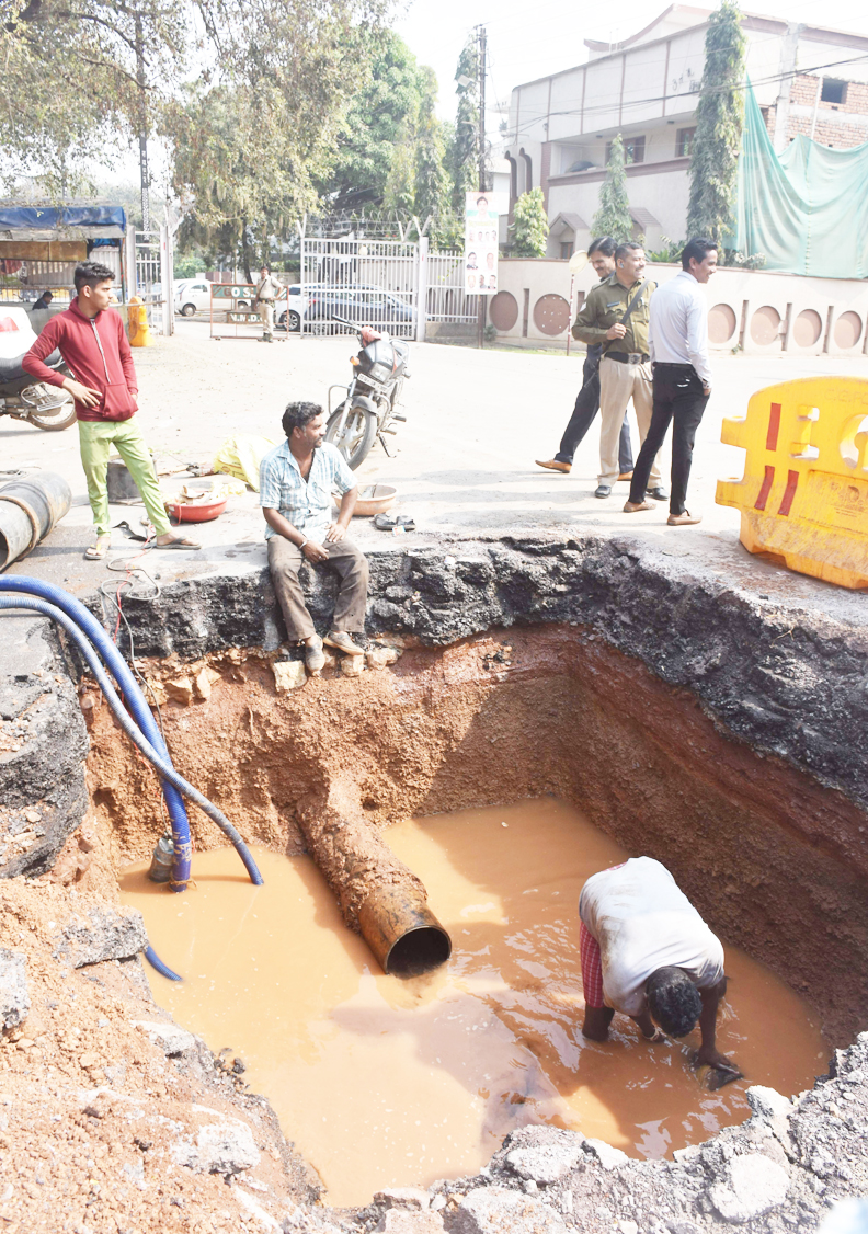 पाइप लाइन फटी...