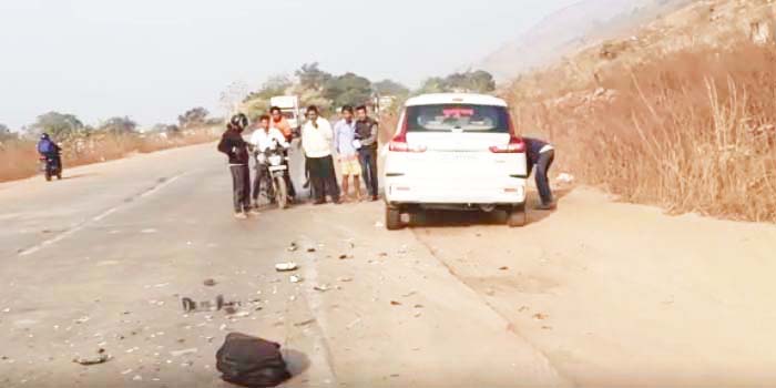 कार की चपेट में   बाइक सवार 2 गंभीर