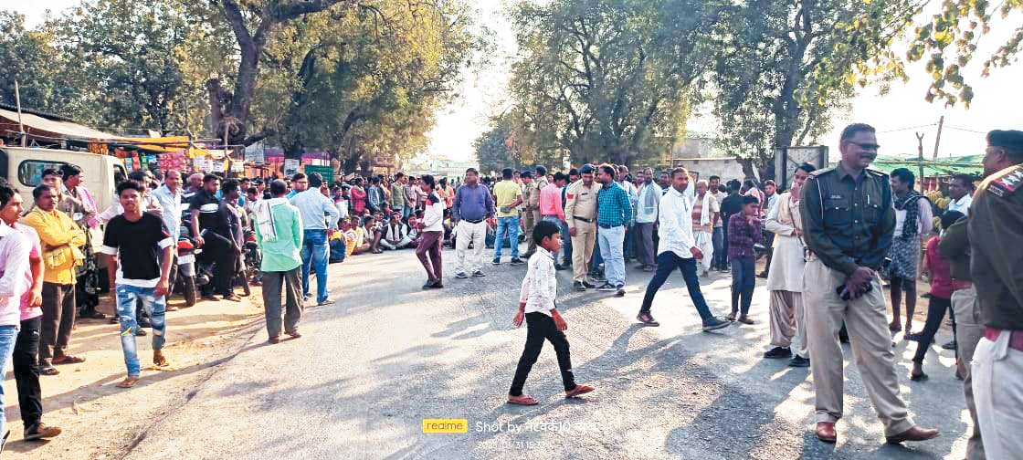 मांगों को ले 28 गांवों के किसानों का धरना-प्रदर्शन व चक्काजाम मांगों को ले 28 गांवों के किसानों का धरना-प्रदर्शन व चक्काजाम