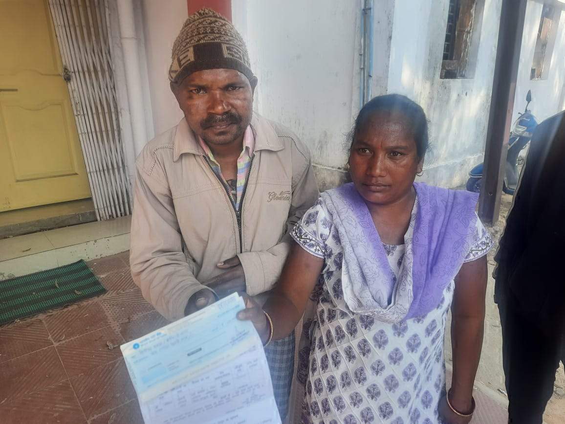 दिव्यांग दंपत्ति को मिली एक लाख की प्रोत्साहन राशि