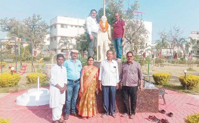 भाजपाइयों ने किया राष्ट्रपिता की प्रतिमा पर माल्यार्पण