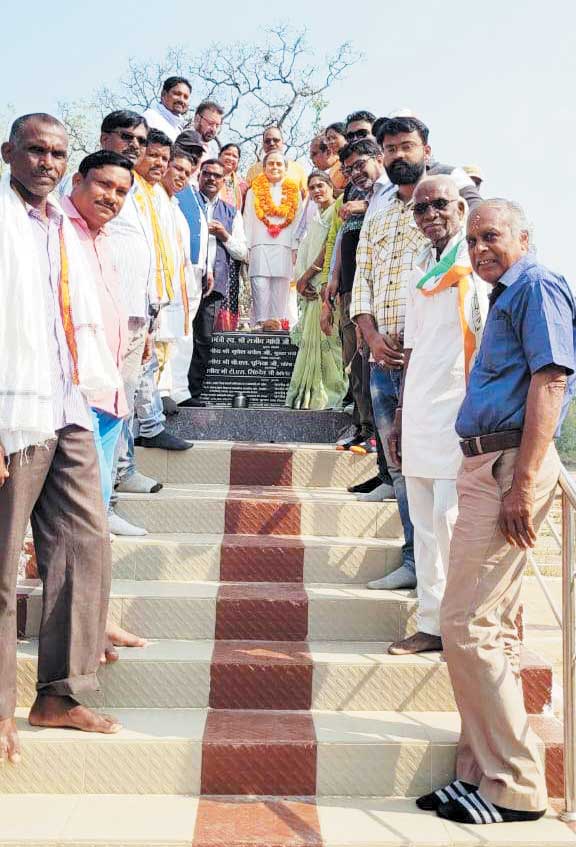 राजीव गांधी की मूर्ति का अनावरण