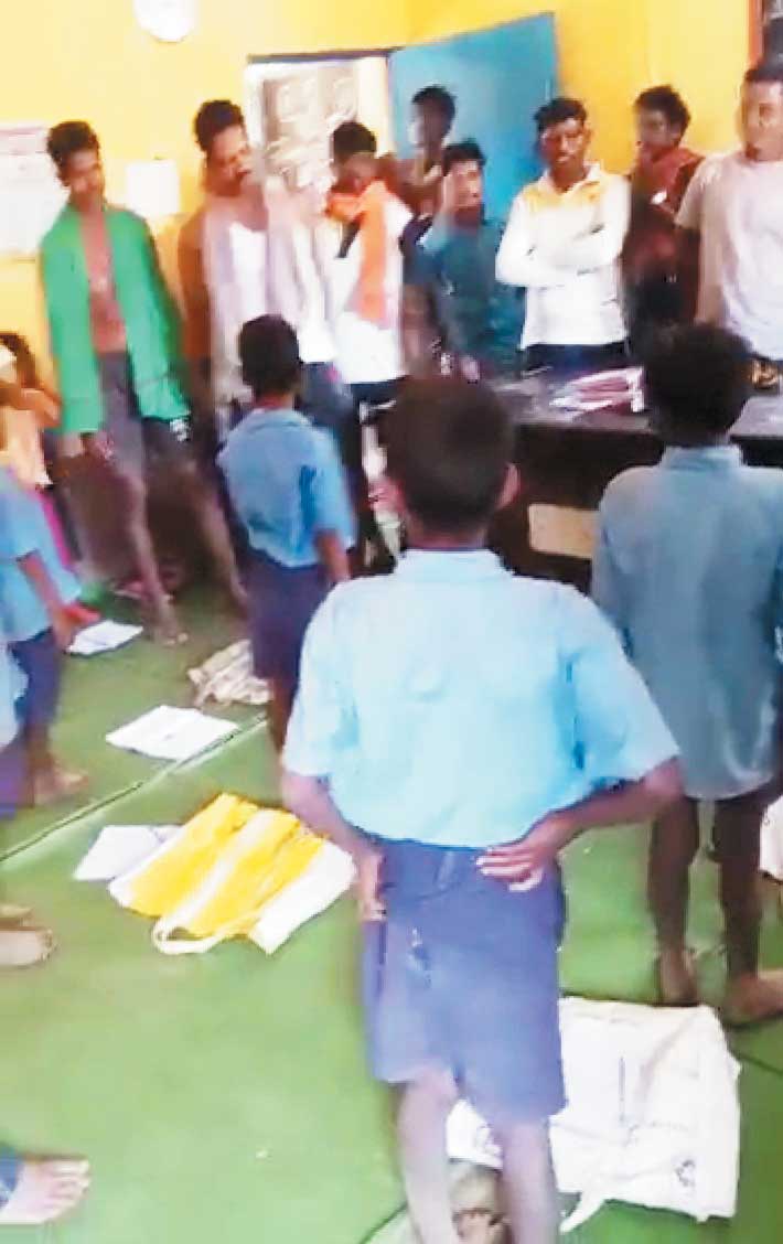 नशे में शिक्षक, बर्खास्तगी की मांग नशे में शिक्षक, बर्खास्तगी की मांग