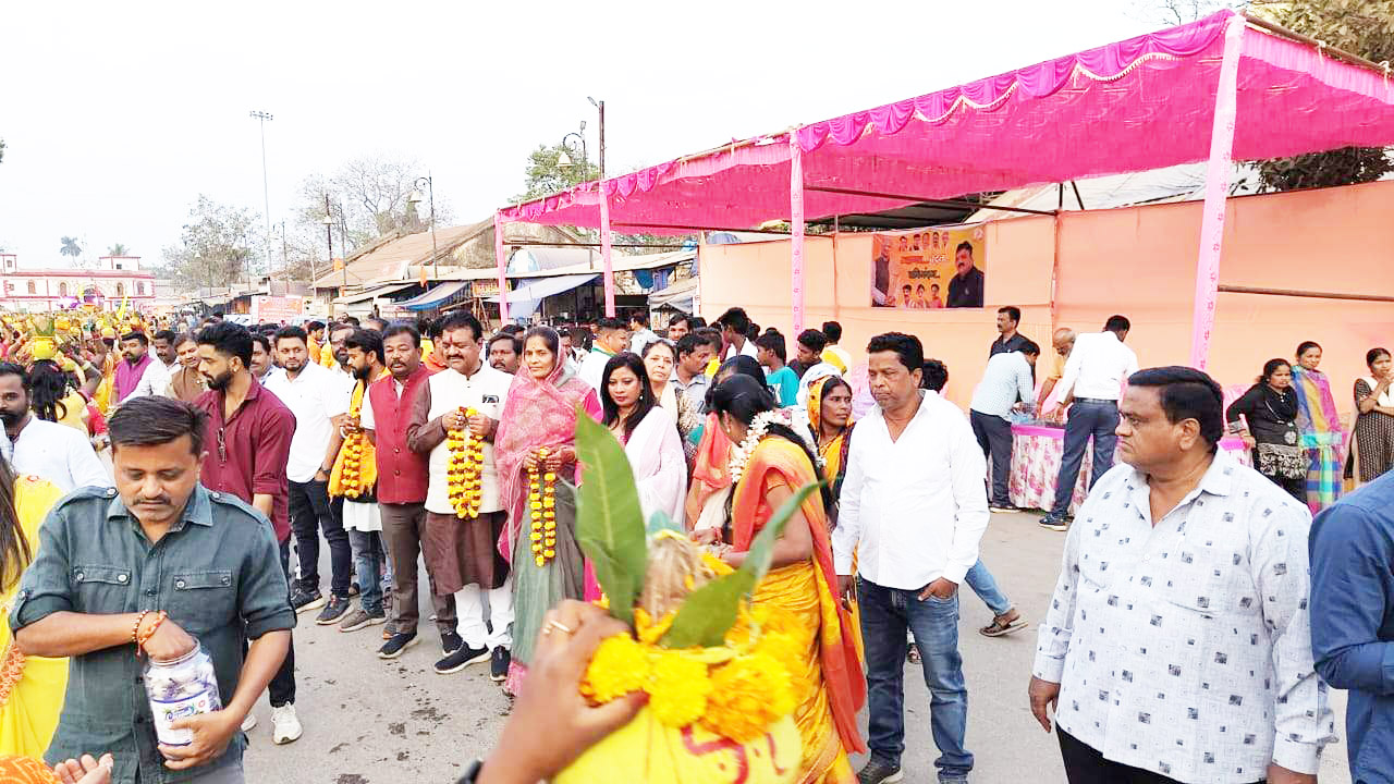 बालाजी की शोभायात्रा का रेखचंद ने कांगे्रसियों संग किया स्वागत बालाजी की शोभायात्रा का रेखचंद ने कांगे्रसियों संग किया स्वागत