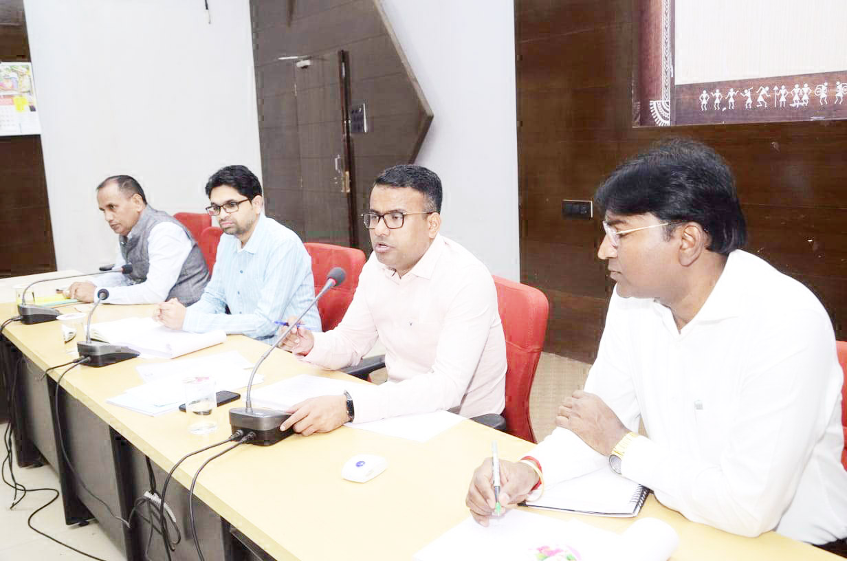 राजस्व प्रकरणों के निराकरण में विलंब बर्दाश्त नहीं-कलेक्टर राजस्व प्रकरणों के निराकरण में विलंब बर्दाश्त नहीं-कलेक्टर