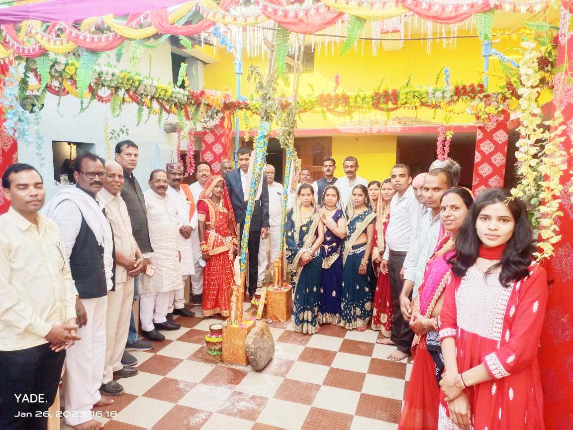 विवाह समारोह में पहुंचे बड़ी संख्या में जनप्रतिनिधि, दिया आशीर्वाद