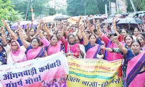हड़ताल से महिलाओं व बच्चों को भोजन मिलना बंद