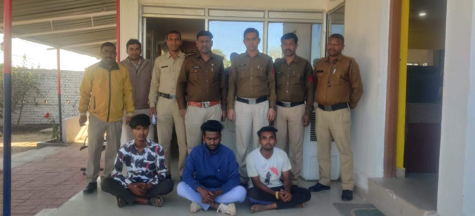 महिला से मोबाइल-पर्स लूटे,  2 आरोपी सहित मोबाइल खरीददार गिरफ्तार