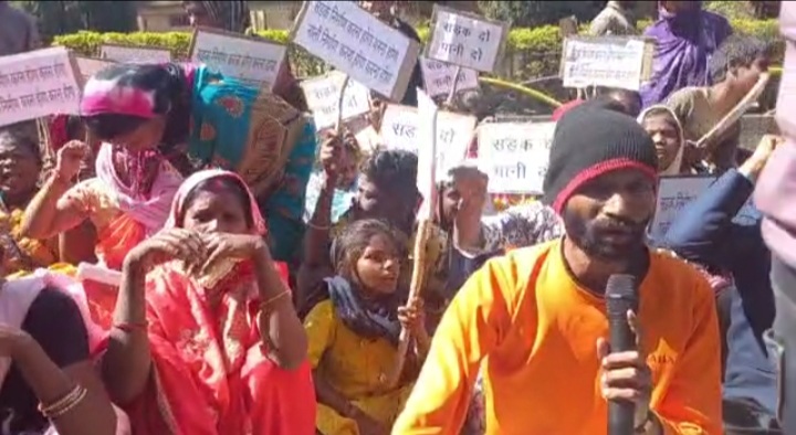 मूलभूत सुविधाओं से वंचित वार्डवासियों ने निगम घेरा