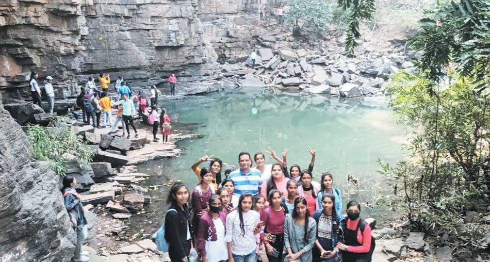 महाविद्यालय के विद्यार्थियों ने किया भौगोलिक भ्रमण महाविद्यालय के विद्यार्थियों ने किया भौगोलिक भ्रमण