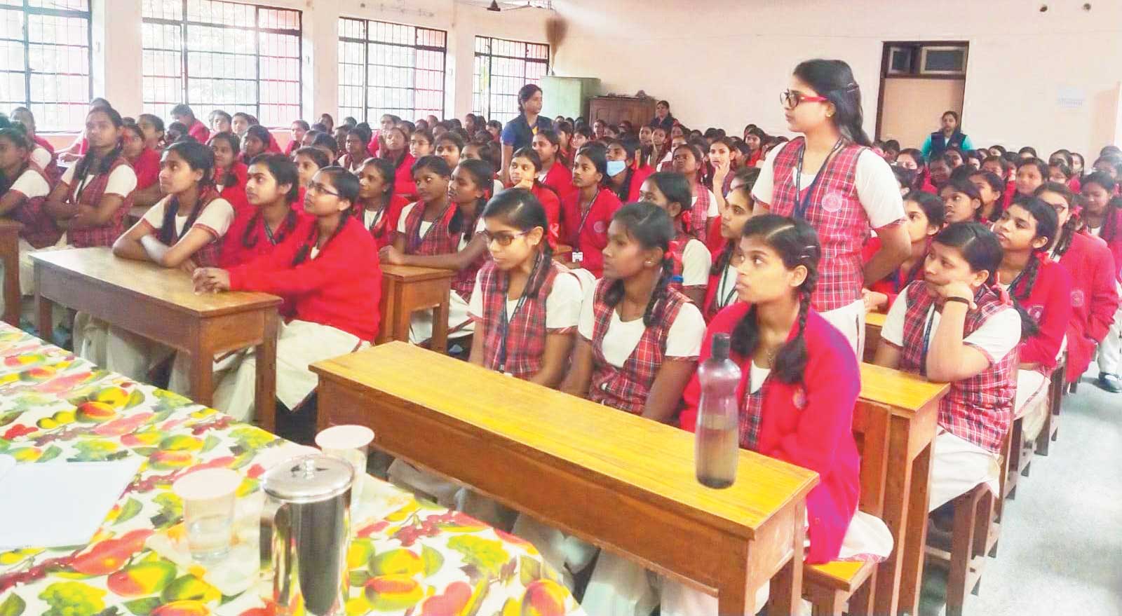 रक्षा टीम प्रभारी ने छात्राओं को अभिव्यक्ति ऐप व अपराधों से बचाव की दी जानकारी रक्षा टीम प्रभारी ने छात्राओं को अभिव्यक्ति ऐप व अपराधों से बचाव की दी जानकारी