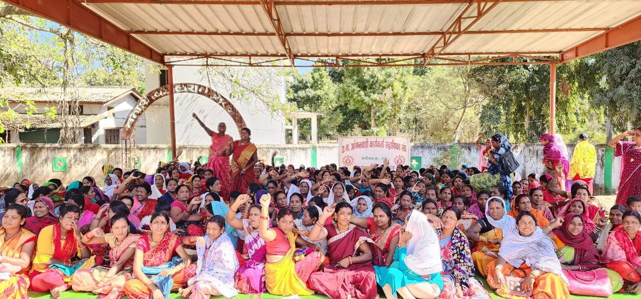 मांगों को ले आंबा कार्यकर्ता-सहायिका बेमुद्दत हड़ताल पर