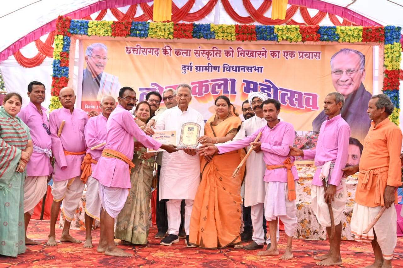 राज्य सरकार लोक कलाकारों के संरक्षण एवं संवर्धन का काम कर रही है-ताम्रध्वज राज्य सरकार लोक कलाकारों के संरक्षण एवं संवर्धन का काम कर रही है-ताम्रध्वज