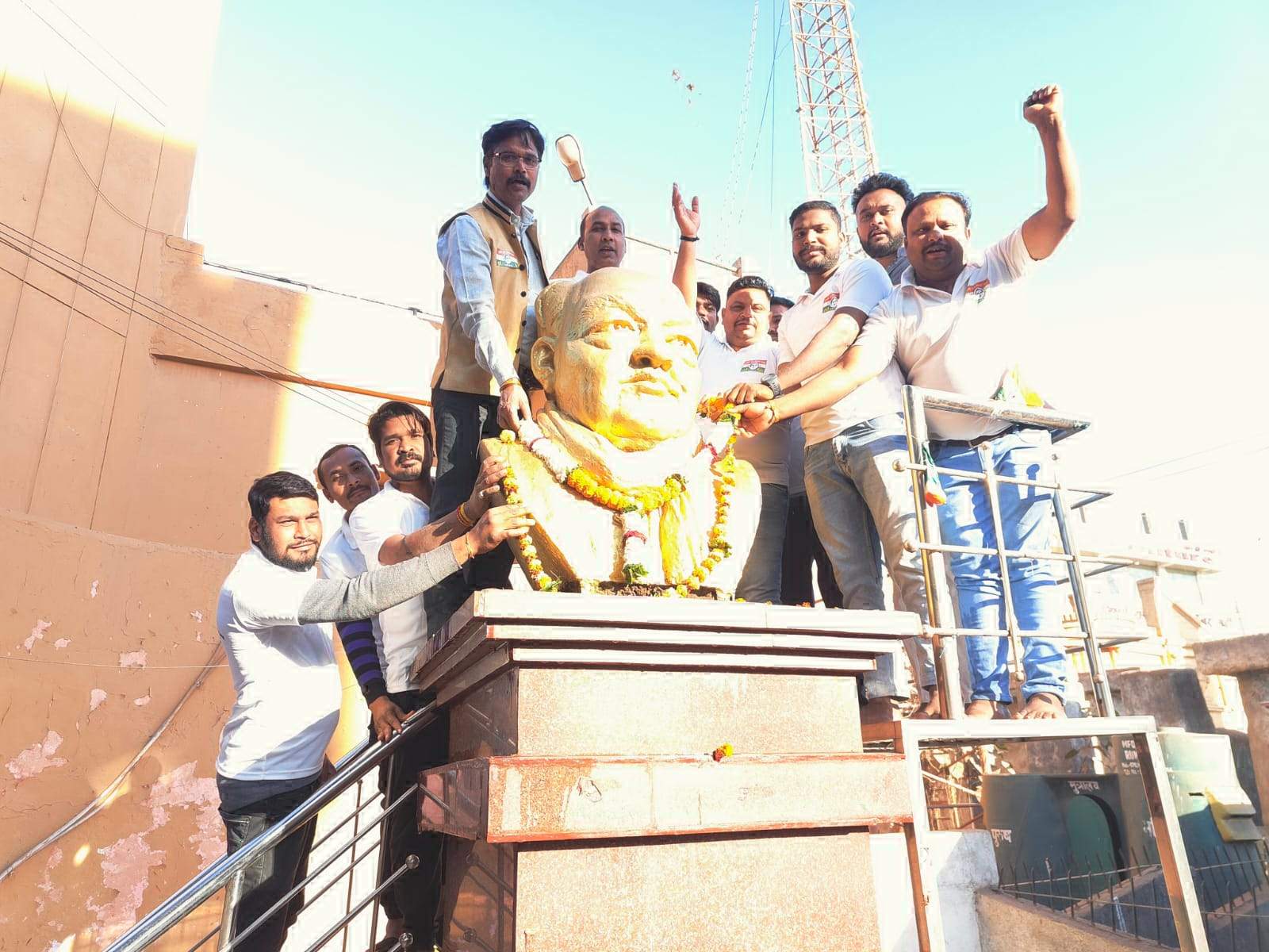 चंदूलाल चंद्राकर की प्रतिमा पर माल्यार्पण कर किया नमन   प्रतिमा स्थल की साफ-सफाई भी की