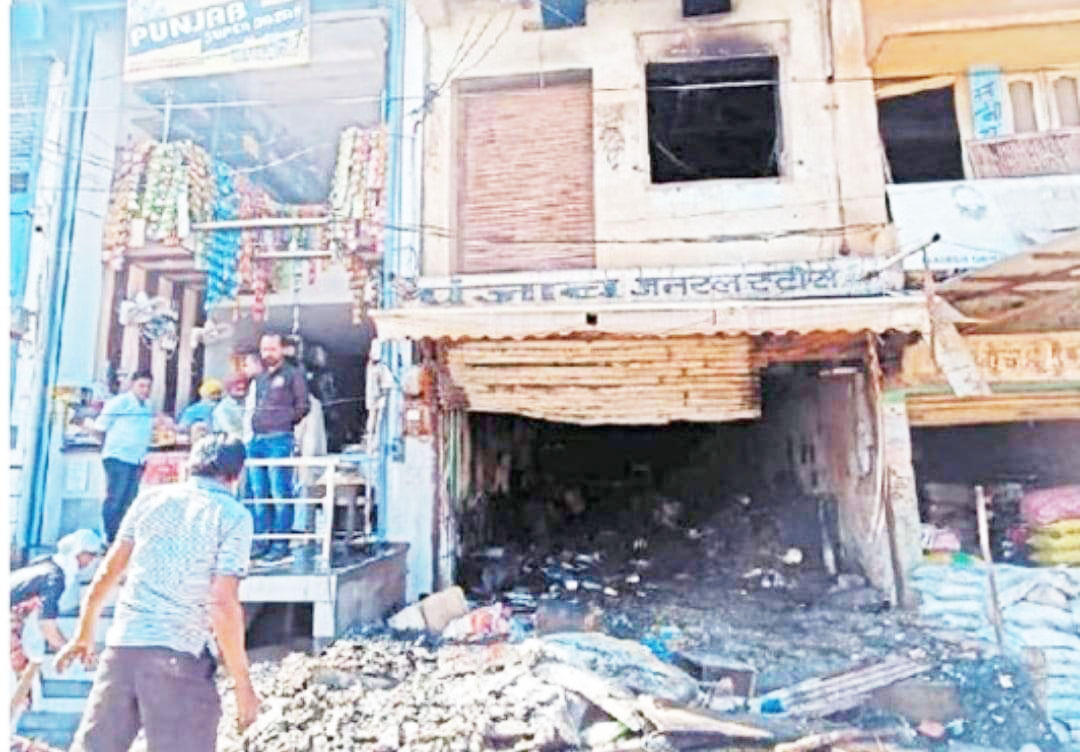 तीन मंजिला किराना दुकान में लगी आग, 6 घंटे में काबू