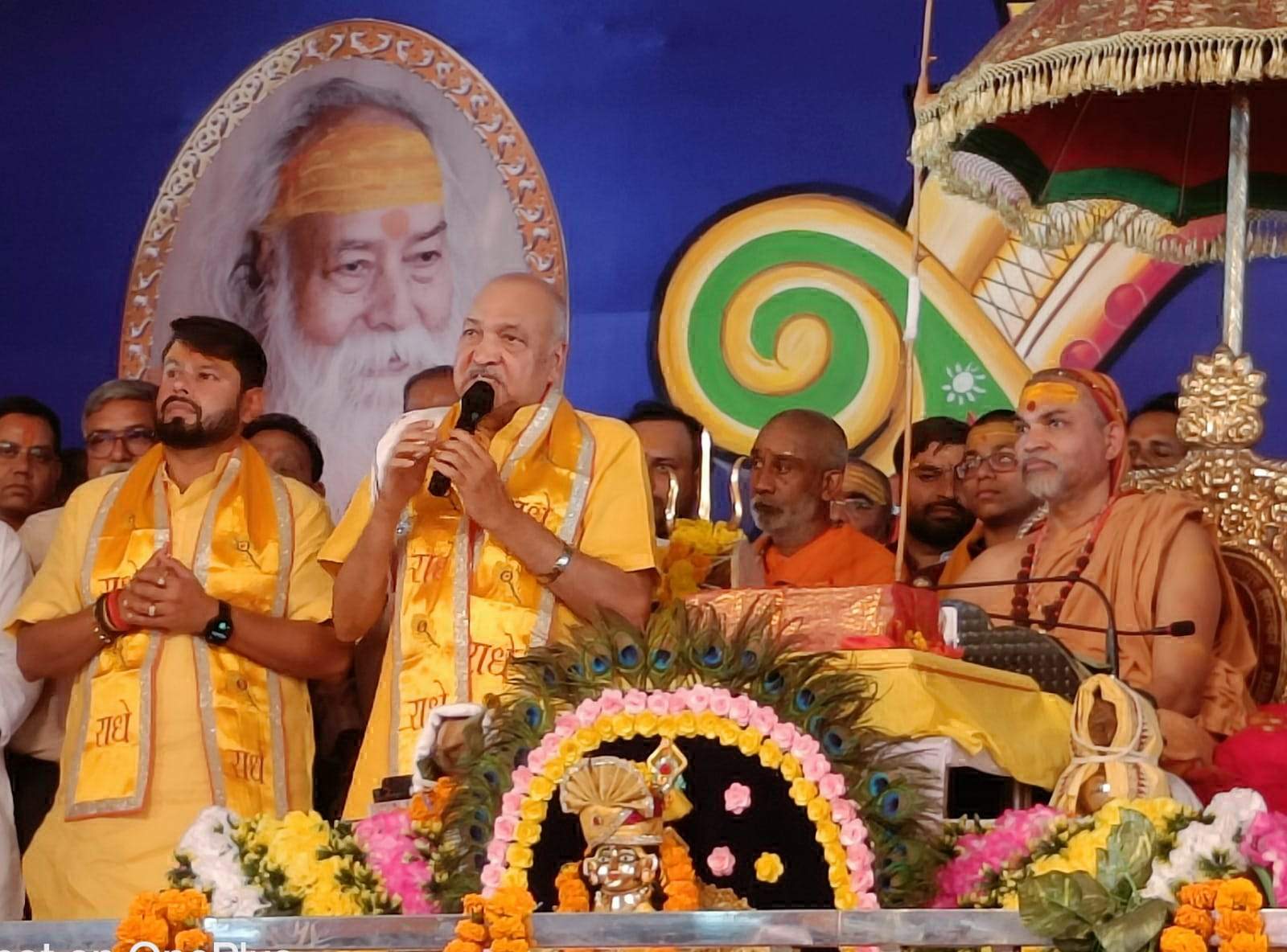दान करने के लिए भगवान को सबसे उत्तम पात्र माना गया है- शंकरचार्य दान करने के लिए भगवान को सबसे उत्तम पात्र माना गया है- शंकरचार्य