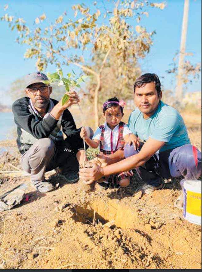 पौधरोपण कर मनाया जन्मदिन पौधरोपण कर मनाया जन्मदिन