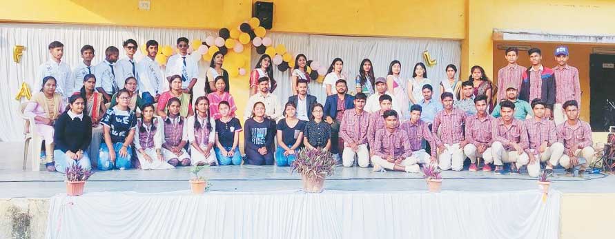 भीगी पलकों से 12वीं के छात्र-छात्राओं को दी विदाई भीगी पलकों से 12वीं के छात्र-छात्राओं को दी विदाई