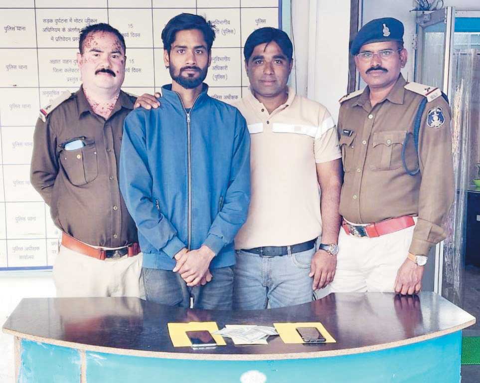 पुलिस ने ग्राहक बनकर मेरठ के चरस तस्कर को दबोचा