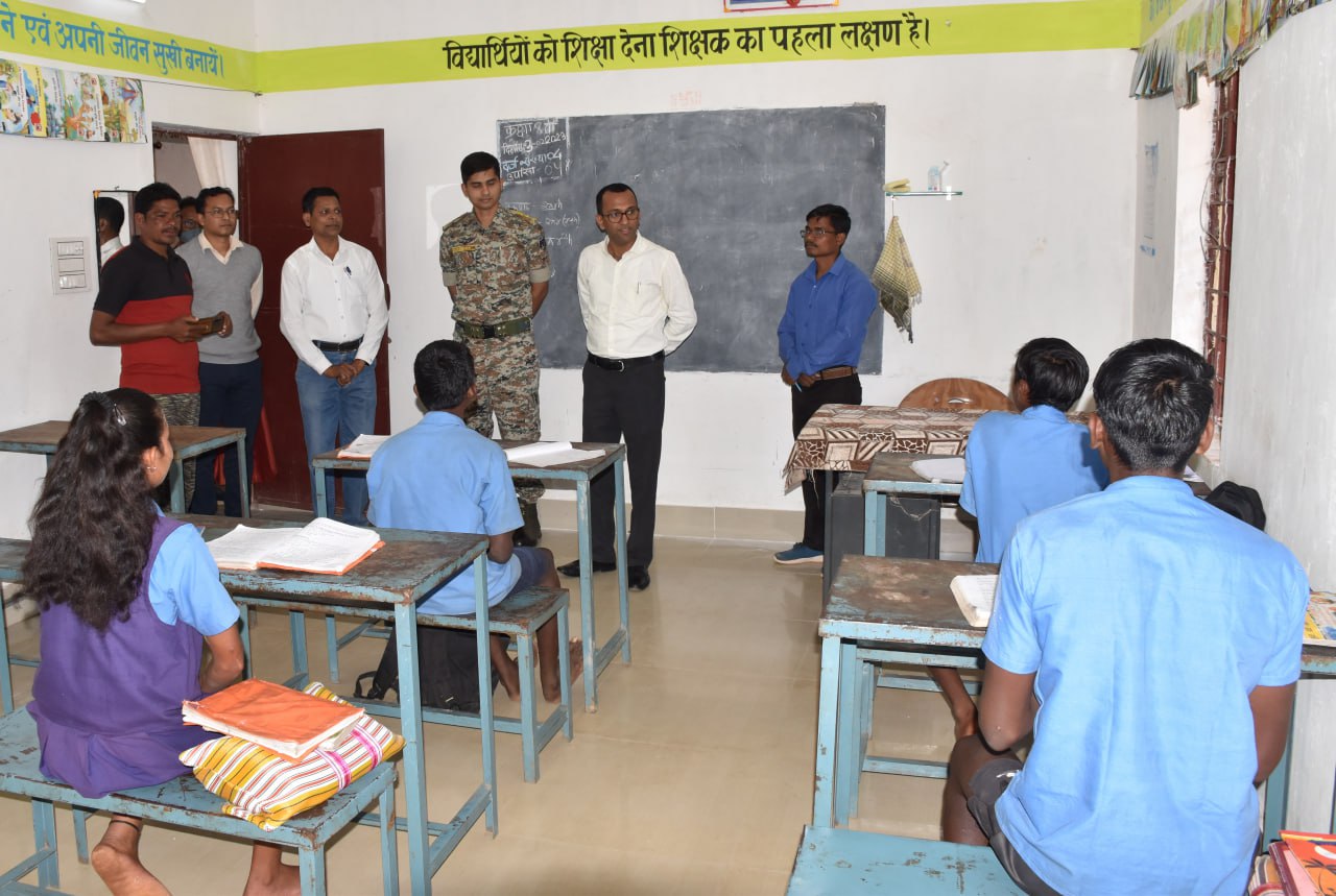 अनुपस्थिति व लापरवाही की शिकायत, दण्डवन के प्राचार्य का रूकेगा वेतन अनुपस्थिति व लापरवाही की शिकायत, दण्डवन के प्राचार्य का रूकेगा वेतन