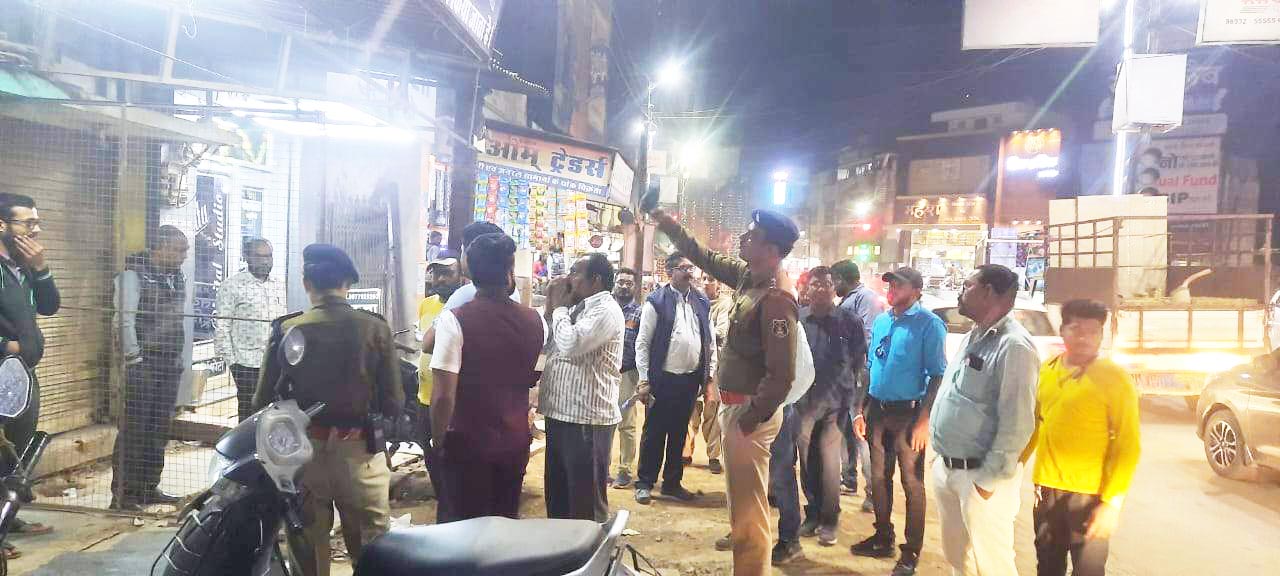 रत्नाबांधा रोड से पुलिस ने हटाये अतिक्रमण, व्यापारियों से बहस