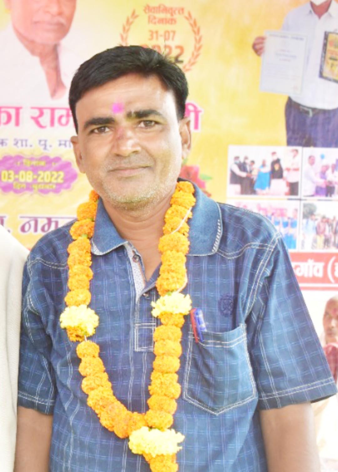 पेड़ पर शिक्षक ने लगाई फांसी, पुलिस जांच में जुटी