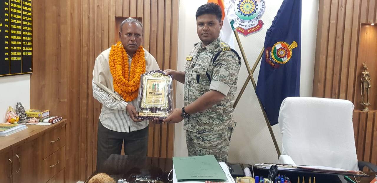 सेवानिवृत्ति पर प्रधान आरक्षक विनोद तिवारी का दी विदाई सेवानिवृत्ति पर प्रधान आरक्षक विनोद तिवारी का दी विदाई