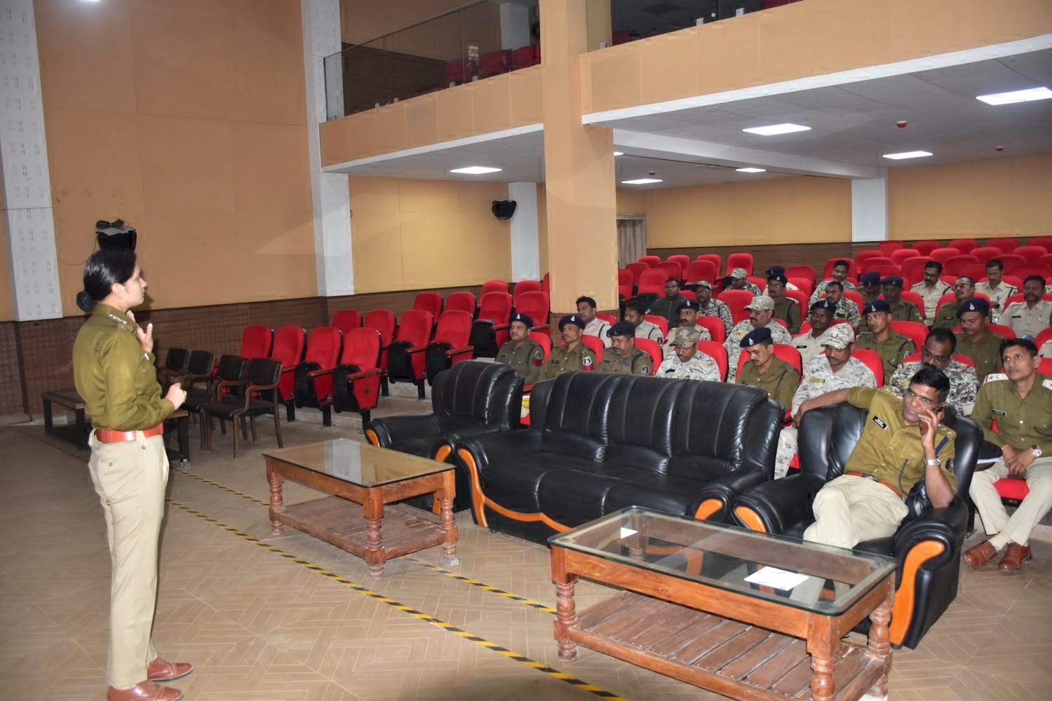 पुलिस अफसरों को सीसीटीवी फुटेज के संबंध मेंं प्रशिक्षण पुलिस अफसरों को सीसीटीवी फुटेज के संबंध मेंं प्रशिक्षण