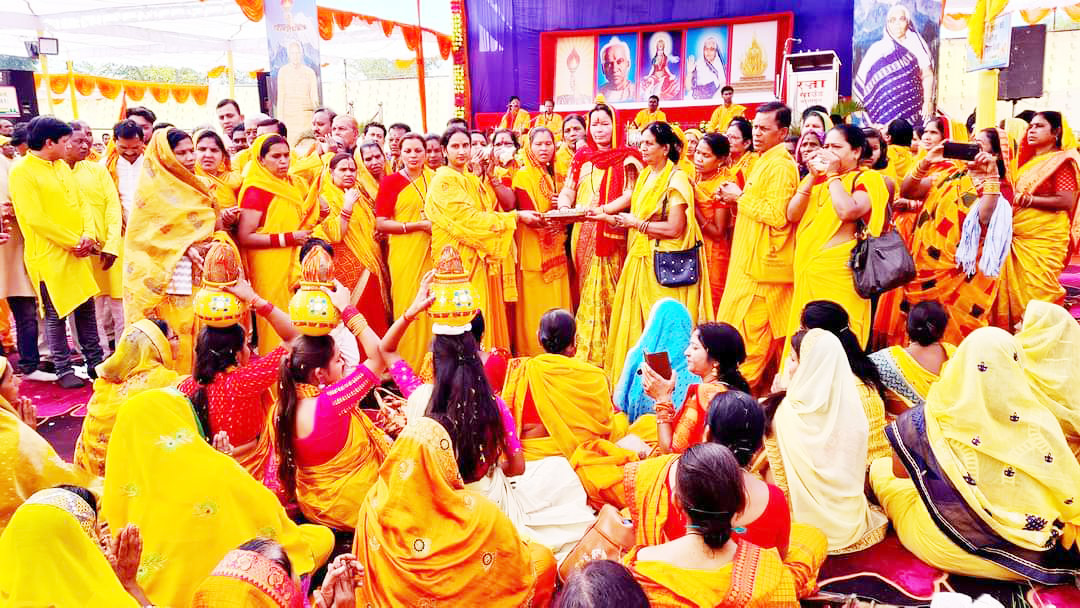 108 कुंडीय नवचेतना जागरण गायत्री महायज्ञ में हजारों लोगों का पहुंचना जारी