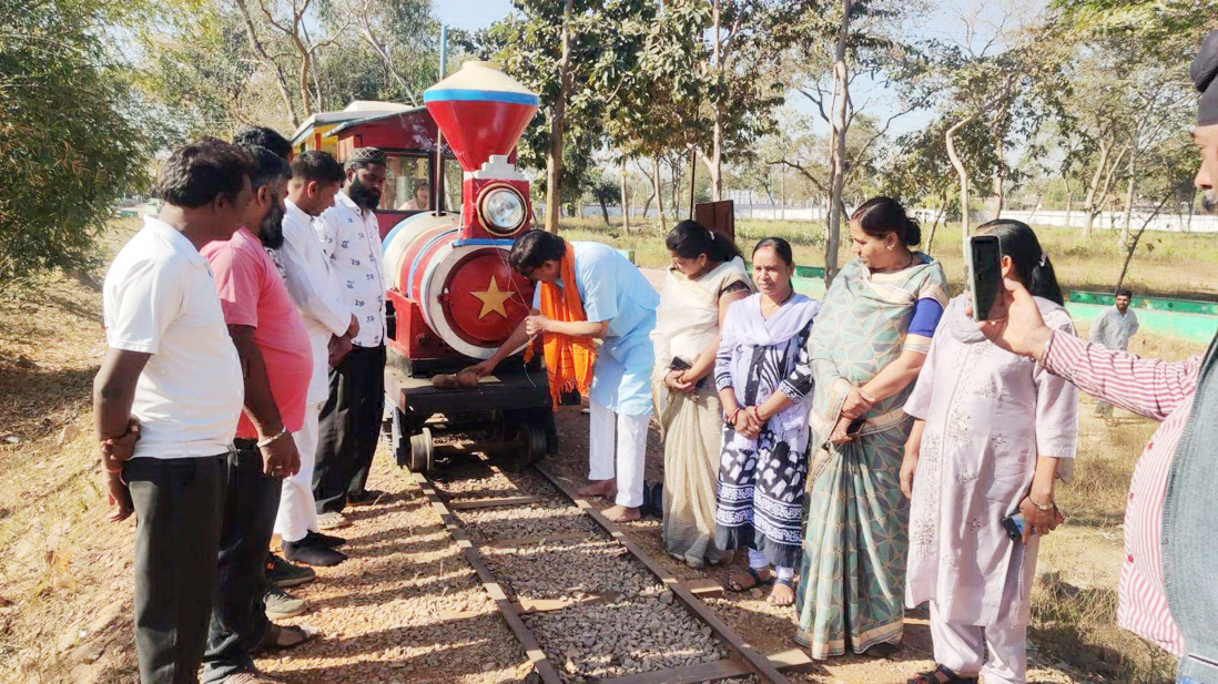 उद्घाटन के पश्चात से बंद पड़ी टॉय ट्रेन का चोपड़ा ने किया दुबारा उद्घाटन उद्घाटन के पश्चात से बंद पड़ी टॉय ट्रेन का चोपड़ा ने किया दुबारा उद्घाटन