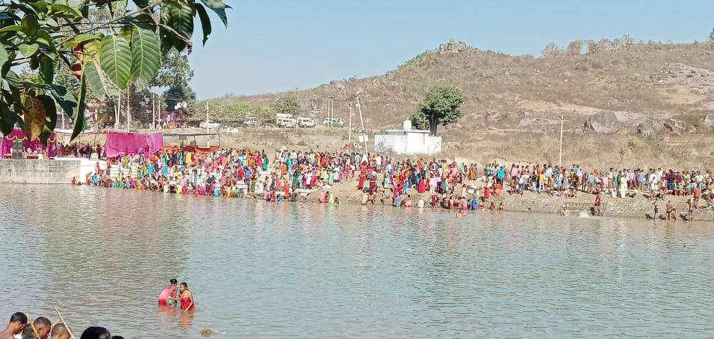 कर्णेश्वर में हजारों ने लगाई आस्था की डुबकी