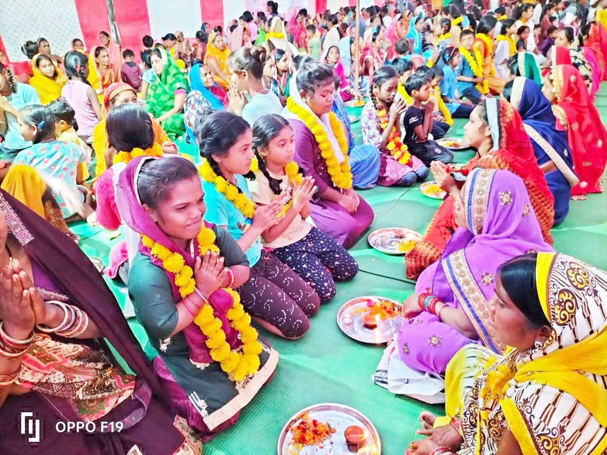 युवाओं ने किया माता-पिता का पूजन युवाओं ने किया माता-पिता का पूजन