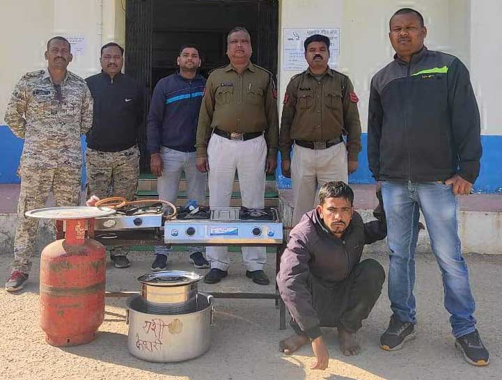 आँगनबाड़ी केंद्र में चोरी, आरोपी गिरफ्तार आँगनबाड़ी केंद्र में चोरी, आरोपी गिरफ्तार