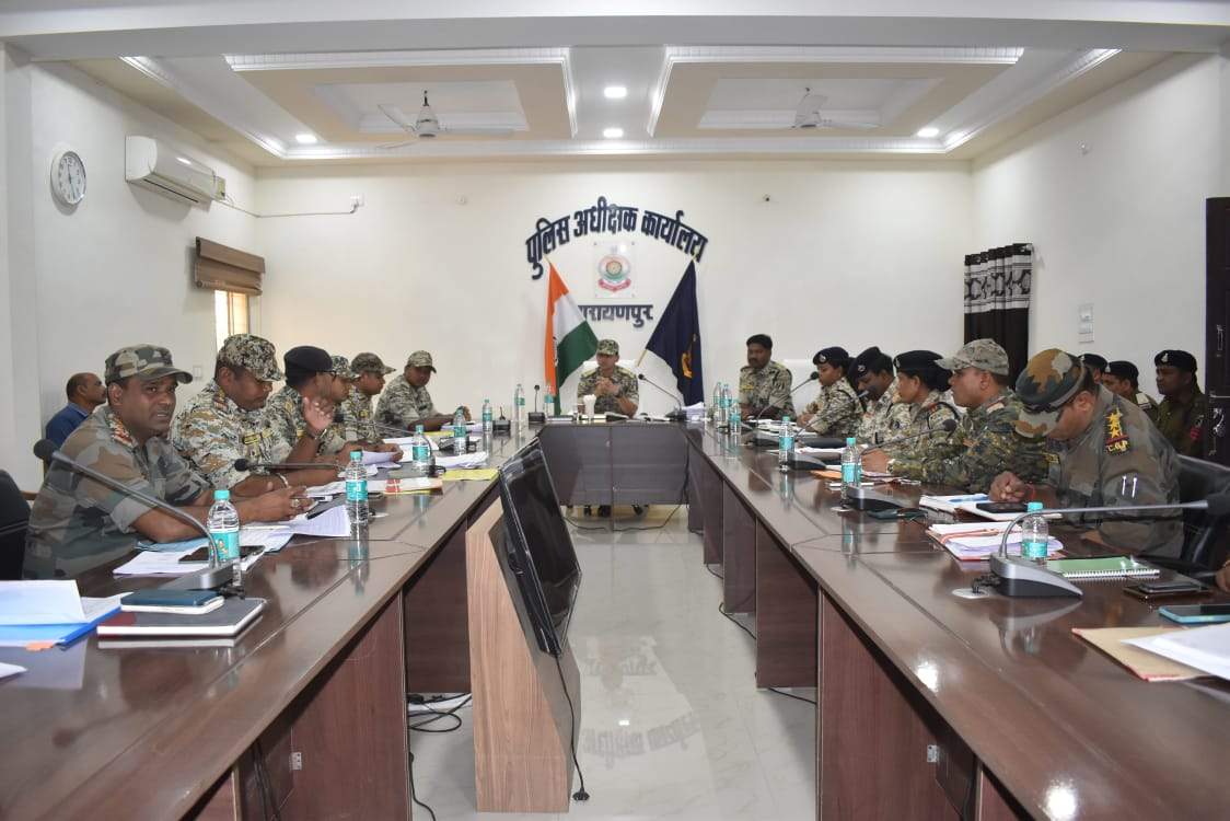 एसपी ने ली समीक्षा बैठक, नक्सल विरोधी अभियान में गति लाने दिया निर्देश एसपी ने ली समीक्षा बैठक, नक्सल विरोधी अभियान में गति लाने दिया निर्देश