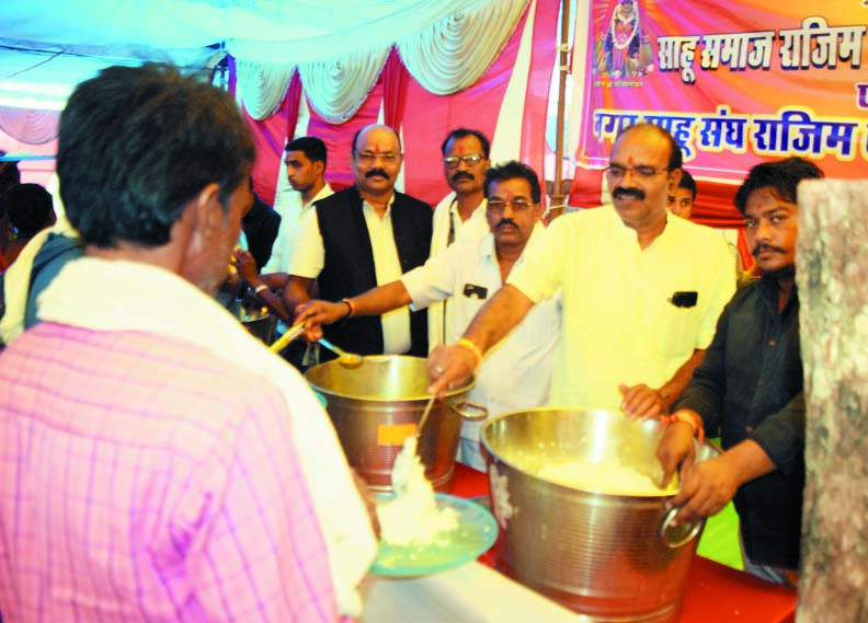 नि:शुल्क भोग भंडारा में उमड़ी भीड़