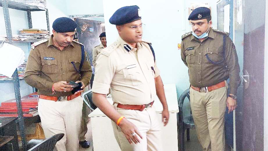 एसपी ने चार थानों का किया औचक निरीक्षण एसपी ने चार थानों का किया औचक निरीक्षण