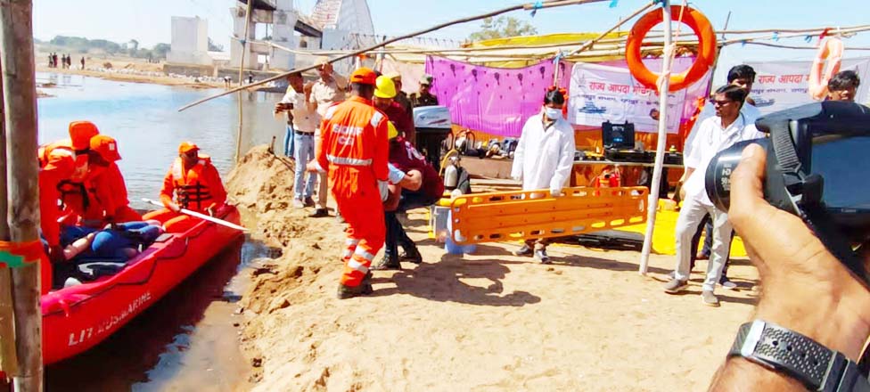 हादसे से निपटने एसडीआरएफ की टीम ने राजिम मेला स्थल पर किया मॉक ड्रिल