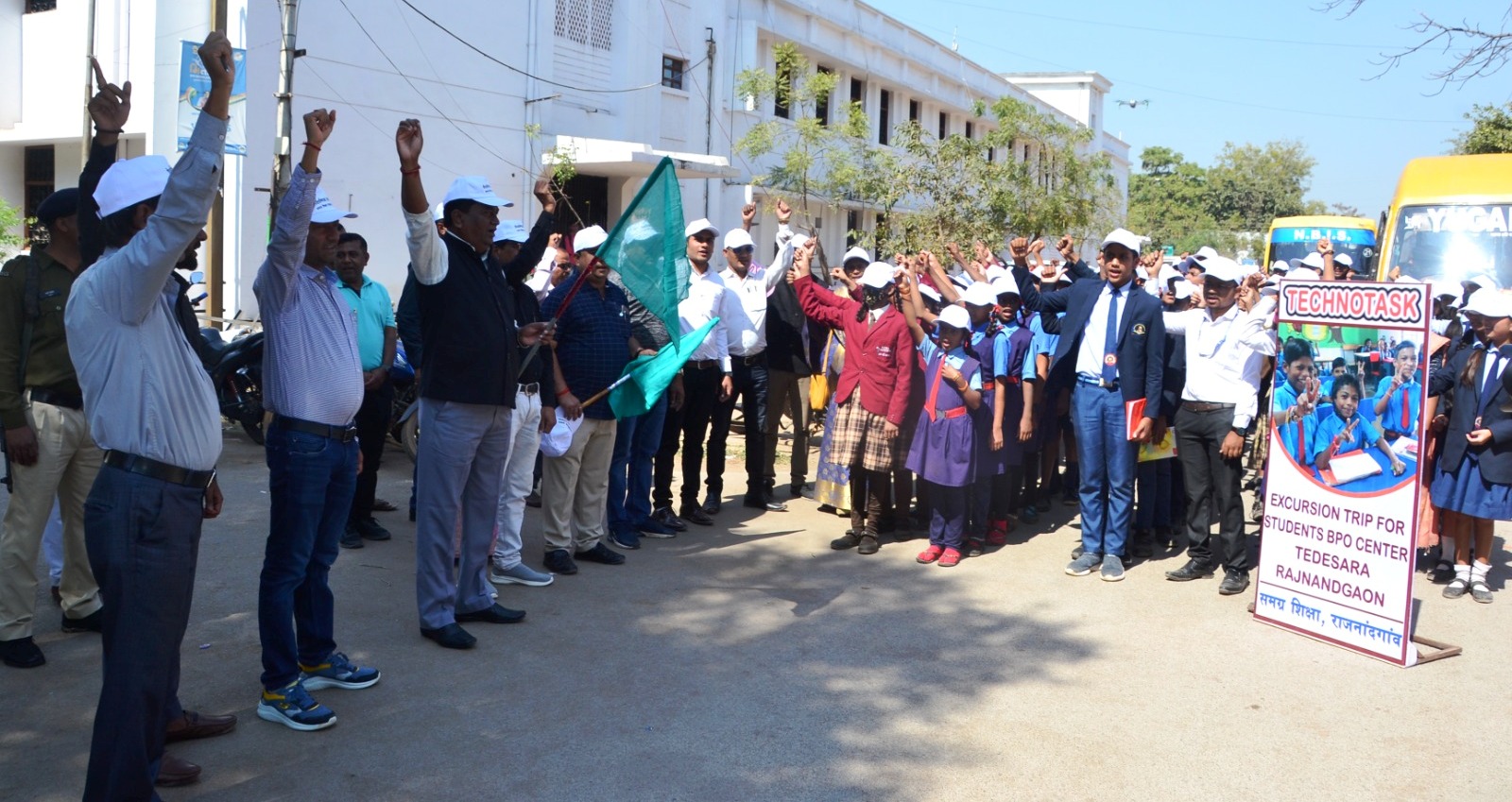 कलेक्टर ने शैक्षणिक भ्रमण का किया शुभारंभ