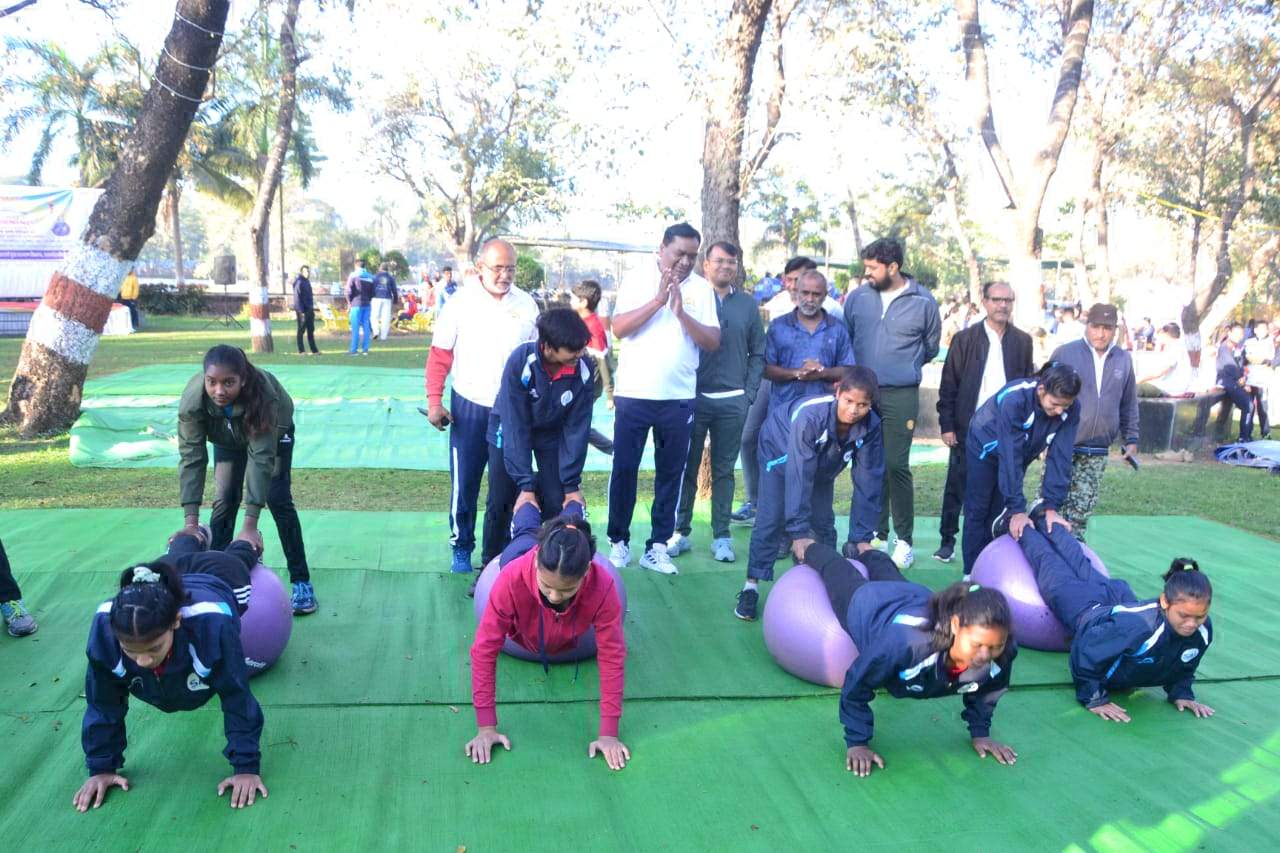 पुष्प वाटिका में सबने कहा गुड मार्निंग राजनांदगांव पुष्प वाटिका में सबने कहा गुड मार्निंग राजनांदगांव