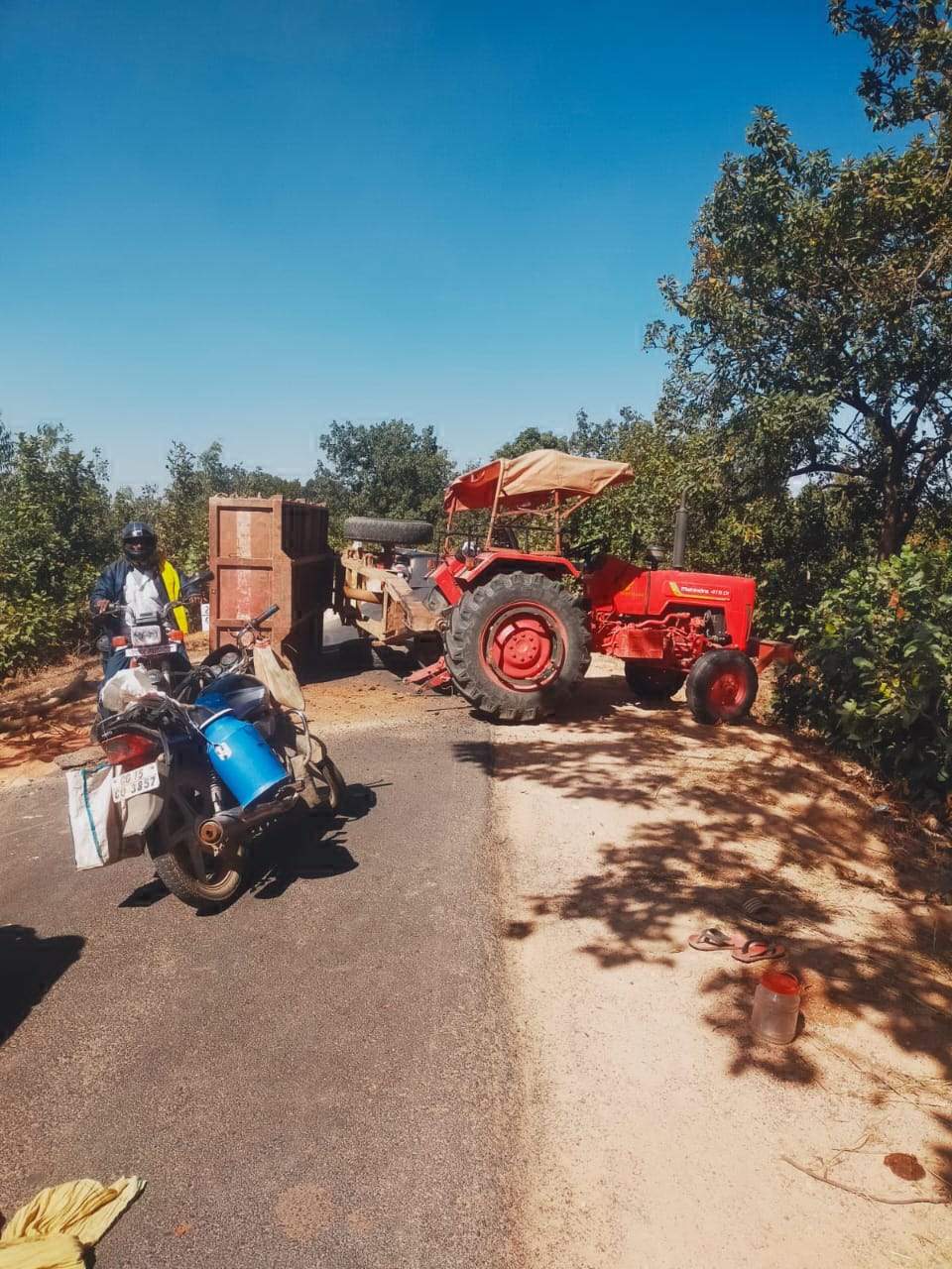 पैरा लोड ट्रैक्टर-ट्रॉली पलटी, नाबालिग की मौत
