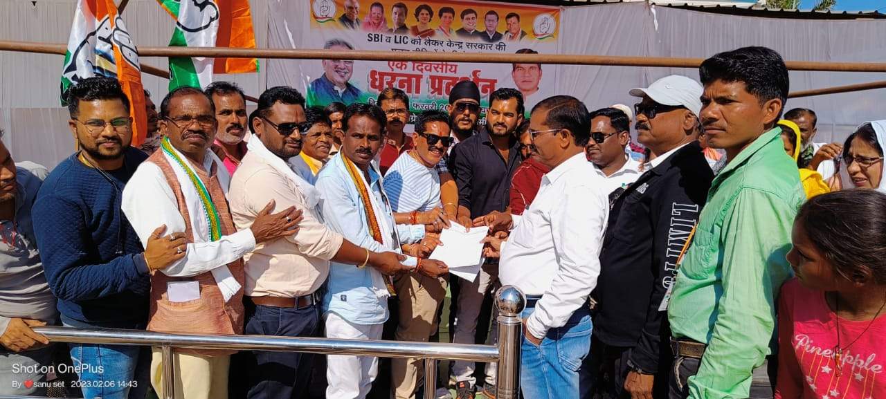 कांग्रेसियों का धरना-प्रदर्शन कांग्रेसियों का धरना-प्रदर्शन