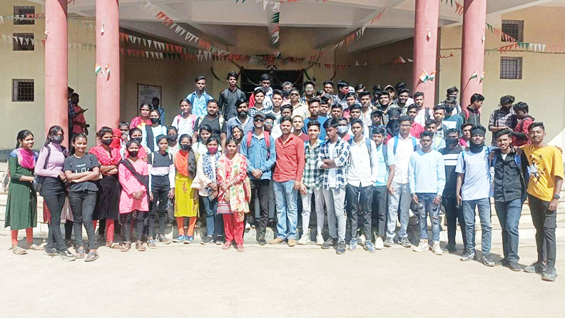 परीक्षा तिथि आगे बढ़ाने विवि अध्यक्ष के नेतृृत्व एनएसयूआई ने सौंपा ज्ञापन