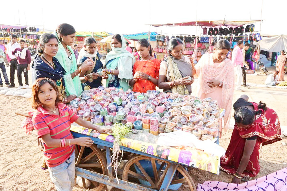 बुढ़वा पुन्नी में दूसरे दिन दिखा मेले के अलग-अलग रंग बुढ़वा पुन्नी में दूसरे दिन दिखा मेले के अलग-अलग रंग
