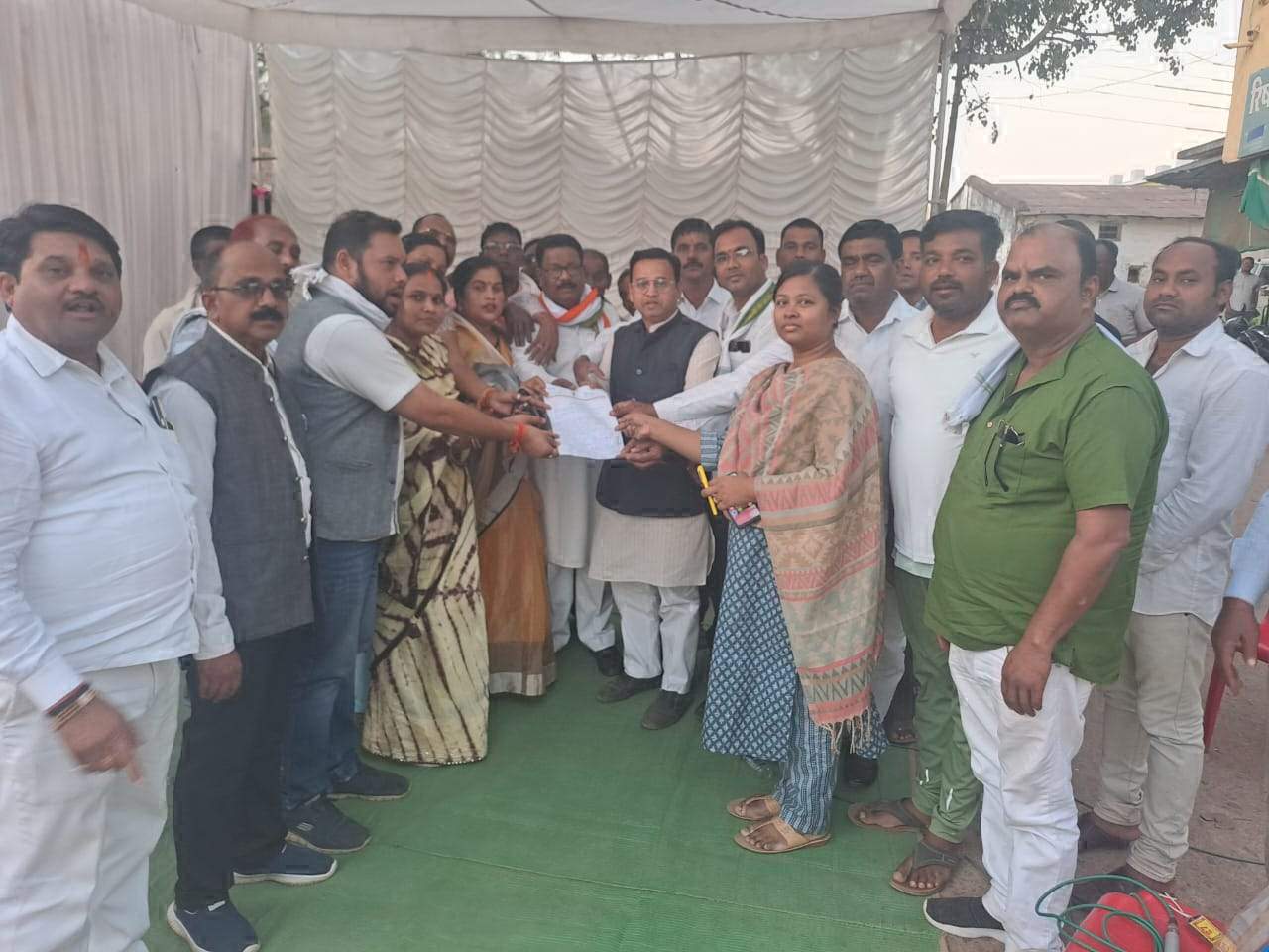 धोखे के खिलाफ कांग्रेसियों ने की आवाज मुखर, प्रदर्शन कर सौंपा ज्ञापन धोखे के खिलाफ कांग्रेसियों ने की आवाज मुखर, प्रदर्शन कर सौंपा ज्ञापन